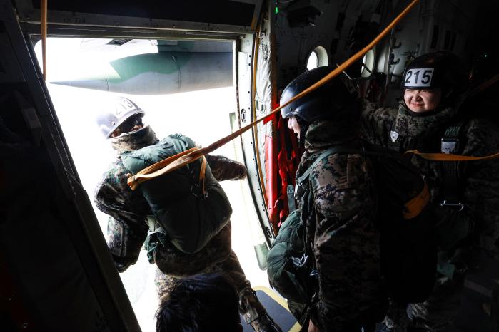 C-130 수송기가 목표한 상공에 도달하자 생도들이 창공을 향해 몸을 던지고 있다. 생도들은 두려움을 극복하고 정예 공군인으로 거듭났다.