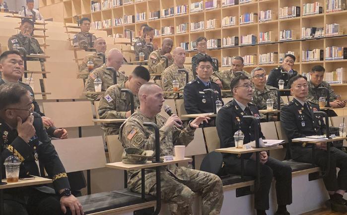 28·29일 육군부사관학교에서 열린 ‘제5회 한미 주요 부대 주임원사 워크숍’에서 한미 주요 부대 주임원사들이 미래 전장 환경에 맞는 부사관 역할에 대해 토의하고 있다. 합참 제공