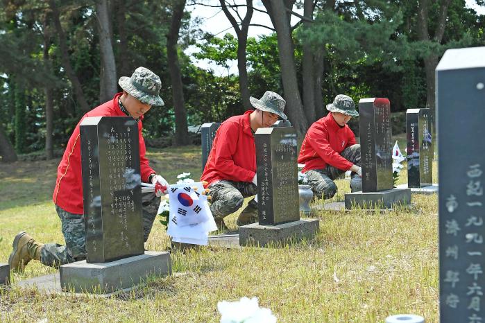 해병대9여단 장병들이 제주도 내 충혼묘지를 찾아 태극기를 꽂고 있다. 사진 제공=김가원 하사