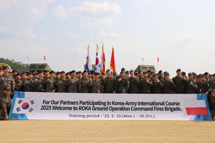 2025-1기 육군 국제과정을 수료한 폴란드군과 우리 장병들이 29일 육군화력여단 천무교육대에서 수료를 기념하며 사진을 찍고 있다. 육군 제공