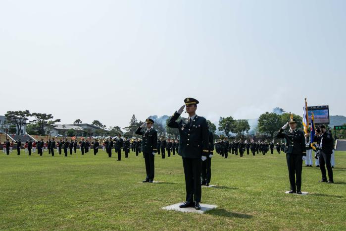 29일 육군부사관학교에서 열린 25-1기 부사관 임관식 중 신임 부사관들이 국기에 대한 경례를 하고 있다. 육군 제공