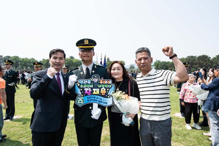 김선호(맨 왼쪽) 국방부 장관 직무대행이 29일 육군부사관학교에서 열린 25-1기 부사관 임관식을 주관한 뒤 임관자 대표 장재윤 하사와 기념촬영을 하고 있다. 부대 제공