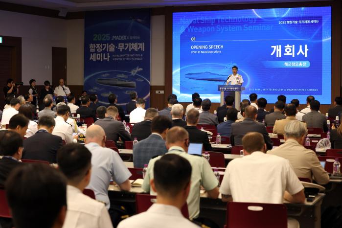 28일 부산시 해운대구 벡스코에서 국제해양방위산업전 2025(MADEX 2025) 일환으로 열린 함정기술·무기체계 세미나에서 양용모 해군참모총장이 개회사를 하고 있다.