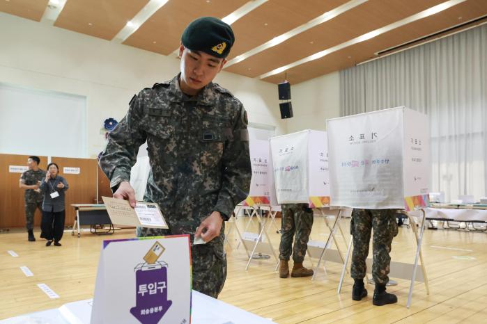 국방부 근무지원단 장병이 29일 서울 용산구 한강로동 주민센터에서 제21대 대통령선거 사전투표를 하고 있다. 김병문 기자