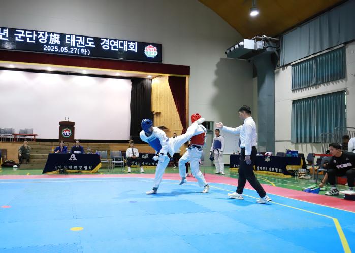 육군7기동군단이 지난 27일 개최한 군단장기 태권도 경연대회에서 참가자들이 겨루기를 하고 있다. 부대 제공