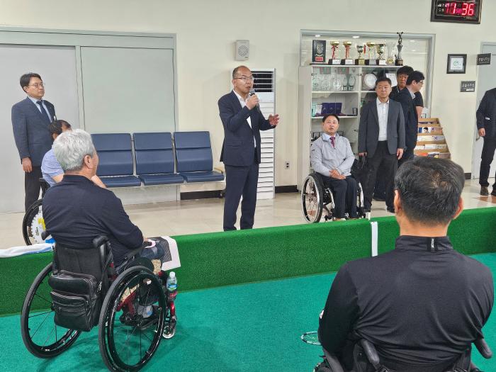 윤종진 한국보훈복지의료공단 이사장이 수원지역 보훈복지시설을 현장점검하는 자리에서 직원들에게 “시설 이용에 불편함이 없도록 관리해달라”고 당부하고 있다. 복지공단 제공