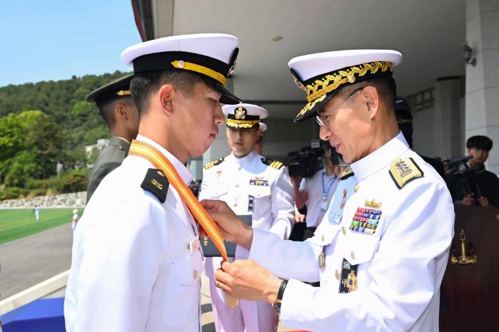 김경률(오른쪽) 해군사관학교장이 국방부장관상을 수상한 송준호 소위에게 국방부장관상을 전도수여 하고 있다. 부대 제공