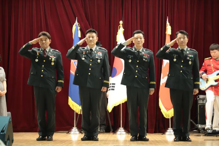 육군부사관학교가 지난달 30일 본청 대강당에서 개최한 ‘육군 원사 전역식’에서 30년 이상 야전에서 임무에 매진하다 전역하는 안영기·박호영·최수종·공병노(왼쪽부터) 원사가 경례하고 있다. 부대 제공