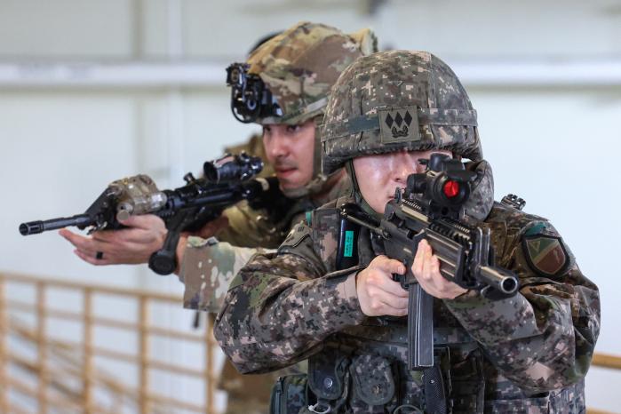한미 연합 전투기술훈련 중인 육군17보병사단과 미2사단/한미연합사단 스트라이커여단 장병들.