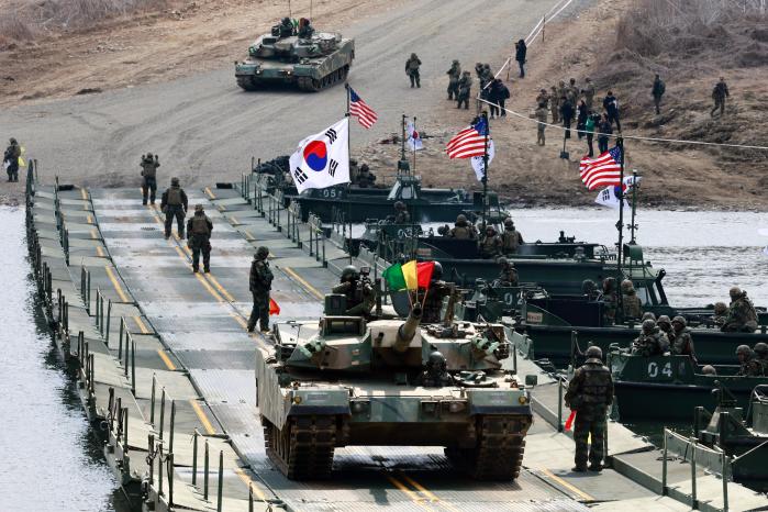 육군5공병여단과 한미연합사단 11공병대대의 한미 연합 제병협동 도하훈련.