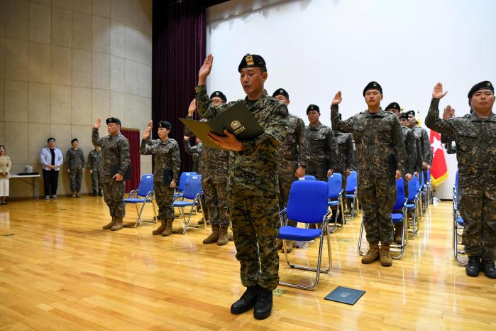 육군인사사령부가 지난달 30일 계룡대 대강당에서 개최한 25-1기 예비역의 현역 재임용 임관식에서 임관자들이 임관 선서를 하고 있다.