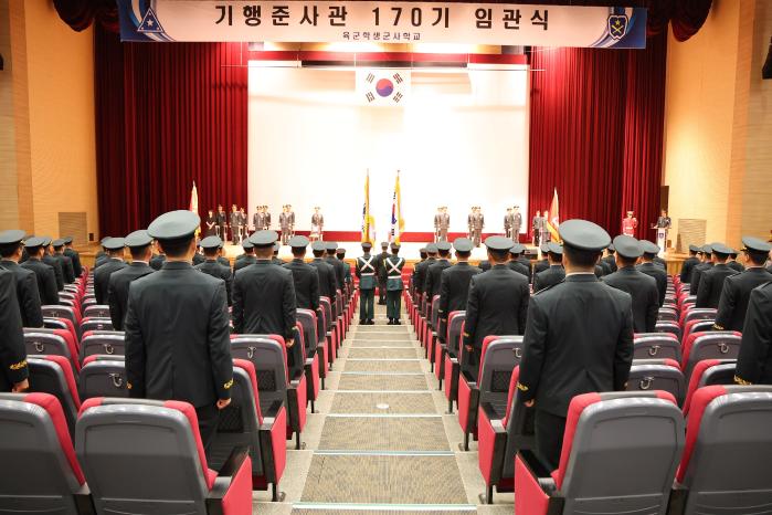 지난달 30일 육군학생군사학교에서 열린 170기 기술행정 준사관 임관식에서 임관자들이 애국가를 제창하고 있다.