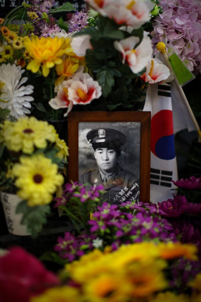 호국보훈의 달을 앞둔 지난달 30일 서울 동작구 국립서울현충원 위패봉안관에 6·25전쟁에서 전사한 박준석 육군상병의 사진이 모셔져 있다. 위패봉안관은 시신을 찾지 못한 순국선열의 위훈을 기리기 위해 위패를 모시고 석판에 계급·성명을 새겨 추모하는 곳이다.