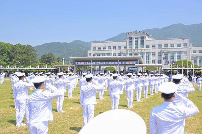 지난달 30일 해군교육사령부 연병장에서 열린 제287기 부사관후보생 임관식에서 신임 부사관들이 경례하고 있다.