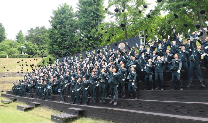 지난달 30일 육군특수전학교에서 열린 특전부사관 259기 임관식에서 신임 특전부사관이 임관을 자축하고 있다.