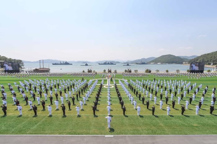 지난달 30일 경남 창원시 진해구 해군사관학교에서 개최된 제138기 해군·해병대 사관후보생 수료 및 임관식에서 신임 소위들이 경례하고 있다.