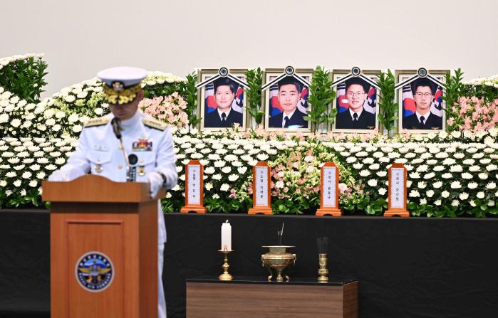 1일 오전 경북 포항시 해군항공사령부 강당에서 열린 ‘해군 해상초계기(P-3CK) 순직자 영결식’에서 양용모 해군참모총장이 조사를 낭독하고 있다. 해군 제공
