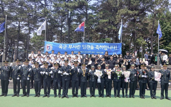 지난달 29일 육군부사관학교에서 열린 임관식에서 원광보건대 출신 신임 부사관이 함께 기념촬영을 하고 있다. 부대 제공