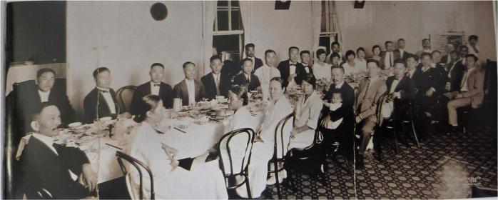 중국 상하이에서 미국 샌프란시스코로 가던 중 하와이 동포들이 열어준 환영 만찬 (1924년 12월 7일).