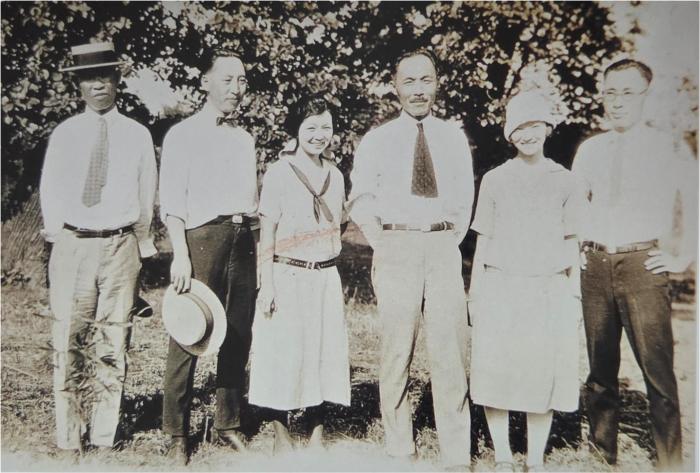 1925년 미국 시카고 한인 농장 방문 모습. 왼쪽부터 김영득, 한장호, 순복, 도산, 순덕, 장리욱.