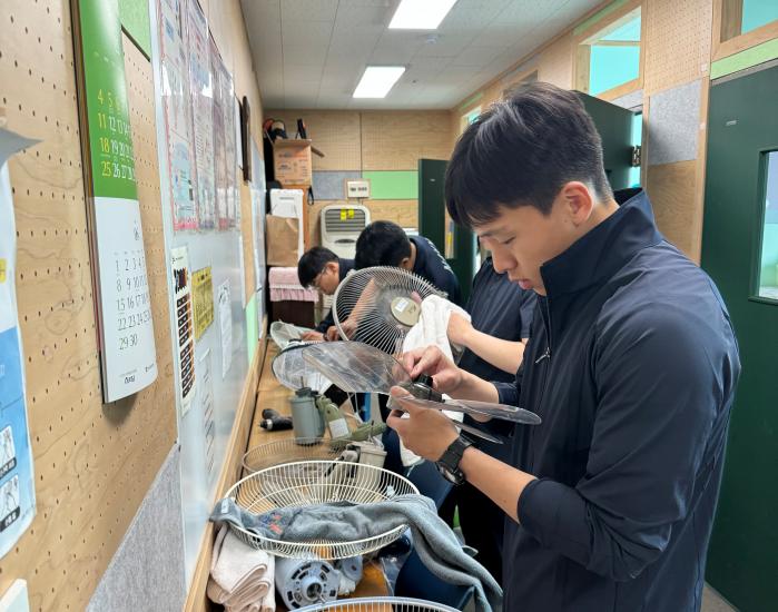 해군인천해역방어사령부 27전투전대 장병들이 인천 중구 성미가엘 사회복지관에서 하절기를 대비해 냉방용품을 정비하고 있다. 부대 제공