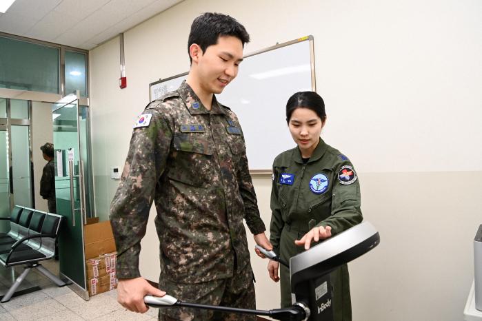 공군17전투비행단 장병이 건강증진 프로그램 결과를 확인하기 위해 인바디 검사를 진행하고 있다. 사진 제공=김재겸 중사