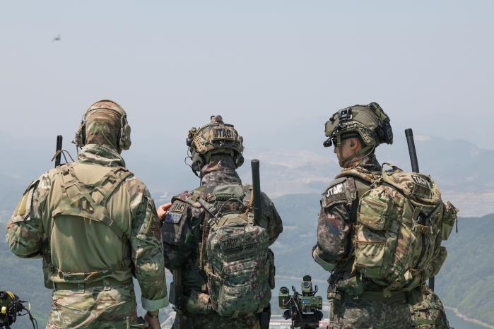 작전 현장에서 목표물에 정확한 타격이 이뤄지도록 유도하는 ‘합동최종공격통제관(JTAC)’은 하늘과 지상을 연결하는 유일한 통로다. JTAC이 임무 지역의 작전환경을 확인하고 있다.