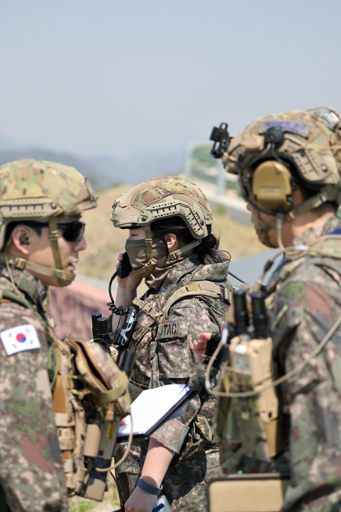 무전기로 조종사와 교신하는 JTAC.