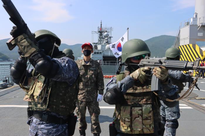 2025년 해군작전사령부 전투기량 경연대회에 참가한 충무공이순신함 장병들이 진해군항에서 선박 검색을 하고 있다. 부대 제공