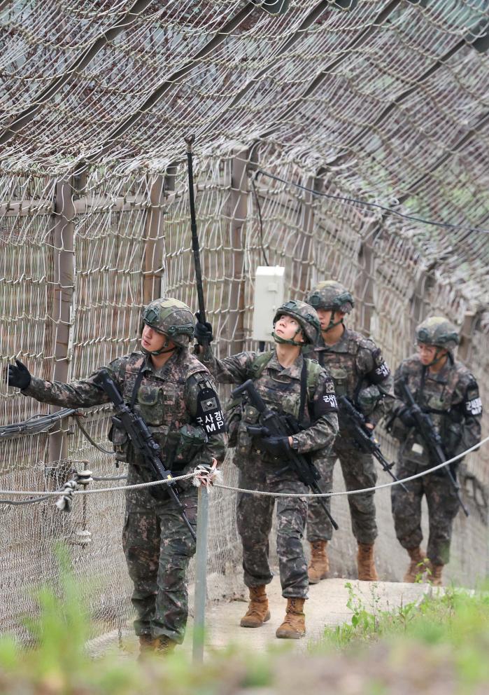 제21대 대통령선거 투표일을 하루 앞둔 2일 육군1보병사단 쌍용여단 GOP대대 장병들이 서부전선 철책을 점검하고 있다. 우리 군은 엄중한 안보상황 속에서도 국가안보를 수호하고, 국민의 생명과 재산을 지키는 본연의 임무 완수에 역량을 집중하고 있다. 양동욱 기자