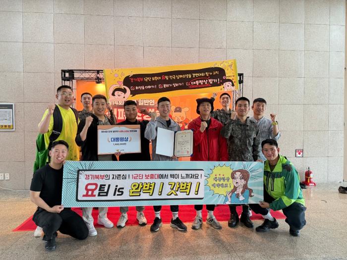 육군1군단 보충대 ‘요’팀 장병들이 전국 일반인 심폐소생술 대회에서 대통령상을 수상한 뒤 기념사진을 찍고 있다. 부대 제공