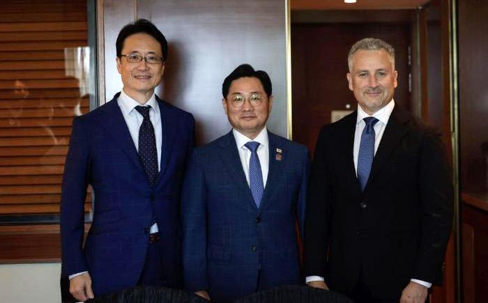 싱가포르 샹그릴라 호텔에서 열린 ‘제22차 아시아안보회의’에 참석한 조창래(가운데) 국방부 국방정책실장이 지난 1일 한·일·호 고위급 회담에 앞서 야마토 타로(왼쪽) 일본 방위성 방위정책국장, 휴 제프리 호주 국방부 전략·정책·산업실장과 기념사진을 찍고 있다. 국방부 제공