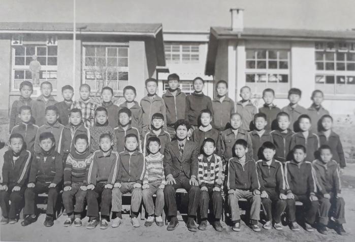 초등학교 졸업 사진.