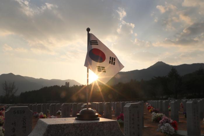 호국영웅들의 명복을 빌고, 숭고한 애국·애족정신을 기리는 국가추념일인 현충일이 올해 70회를 맞았다. 대전시 유성구 국립대전현충원 묘역에 태극기가 휘날리는 모습. 한재호 기자