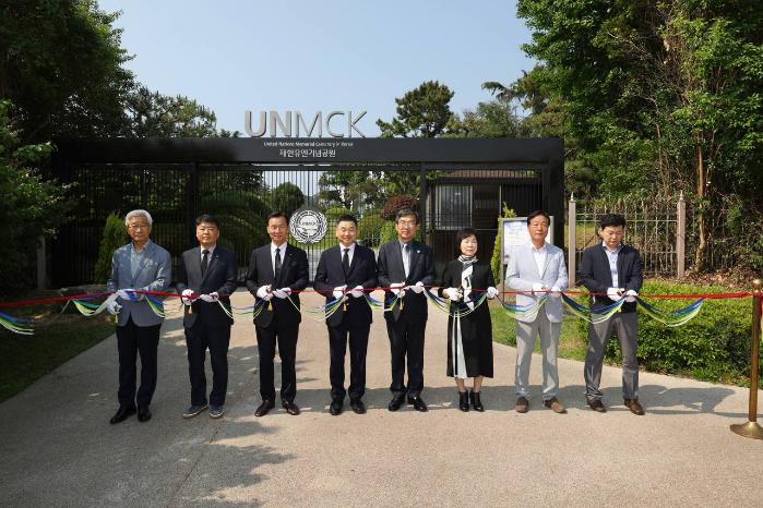 LIG그룹, 부산 유엔기념공원 동문 교체 지원 지난달 29일 열린 부산 유엔기념공원 동문 준공 기념식에서 구본상(왼쪽 넷째) LIG그룹 회장과 신익현(왼쪽 셋째) LIG넥스원 대표이사 등 주요 참석자들이 테이프를 자르고 있다. 유엔기념공원에는 정문과 동문 2개의 출입문이 있으며, 2001년 건립된 동문은 노후화로 교체 필요성이 제기됐다. LIG는 유엔군 전몰장병들의 희생을 기리기 위해 유엔기념공원 동문 교체비용을 후원했다. LIG넥스원 제공