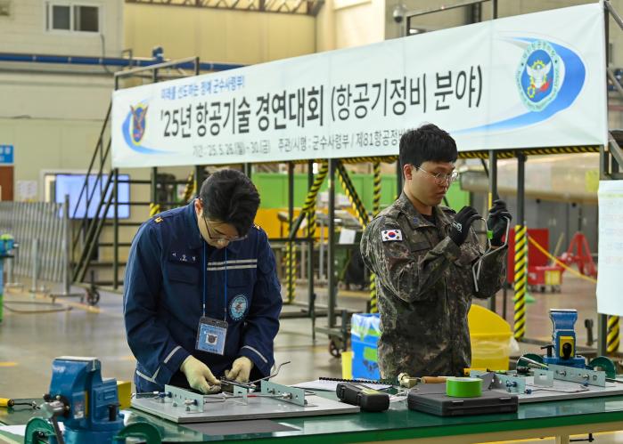 공군군수사령부가 개최한 ‘2025년 항공기술 경연대회’의 항공기 정비 분야 참가자들이 실기평가를 받고 있다. 부대 제공