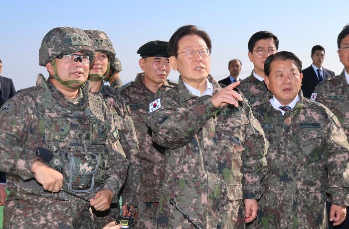 이재명 대통령이 지난해 10월 31일 더불어민주당 대표 자격으로 육군17사단 3경비단을 방문해 부대 관계자로부터 부대 현황에 대한 설명을 듣고 있다. 연합뉴스