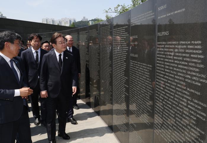 이재명 대통령이 대선 후보였던 지난달 14일 부산시 남구 유엔기념공원을 찾아 전몰자 위령탑을 둘러보고 있다. 연합뉴스