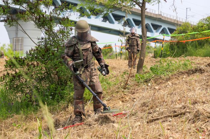 육군1공병여단 상승대대 장병들이 경기 고양시 대덕생태공원 일대에서 유실지뢰 탐지 작전을 벌이고 있다. 사진 제공=최민제 군무주무관