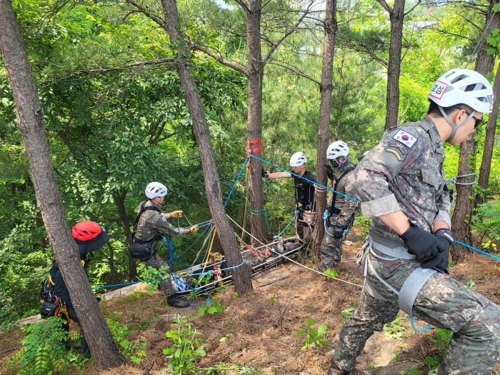 육군1산악여단 장병들이 국립속초등산학교 전문 교관들로부터 산악구조대 현장 실습교육을 받고 있다. 부대 제공
