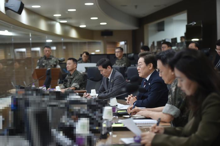 4일 합동참모본부 지휘통제실을 찾은 이재명 대통령이 군사대비태세 현황을 보고받은 뒤 “안보와 국방은 대한민국의 물리적 안전을 지키는 보루”라는 것을 강조하고 있다. 국방부 제공