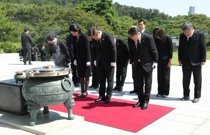 이재명 대통령이 4일 서울 동작구 국립서울현충원 참배로 첫 공식 일정을 시작했다. 이 대통령과 김혜경 여사가 현충탑을 참배하고 있다. 연합뉴스