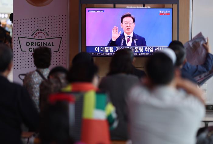 취임선서식에 쏠리는 관심 4일 서울역에서 시민들이 TV를 통해 이재명 대통령의 취임선서식 생중계를 보고 있다. 연합뉴스