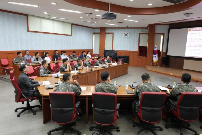 육군전투준비안전단이 4일 계룡대 안전훈련센터에서 개최한 전문직무 교육에서 참석자들이 발표를 경청하고 있다. 부대 제공