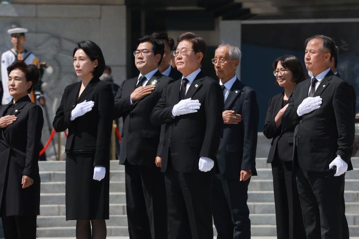 현충원 참배… 이재명 대통령과 김혜경 여사가 현충탑 참배 뒤 국기에 경례하고 있다. 연합뉴스