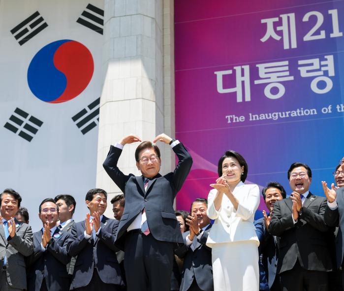 취임선서 마친 이재명 대통령…이재명 대통령이 취임선서식을 마치고 국회 잔디광장에 모인 시민들을 향해 인사하고 있다. 양동욱 기자