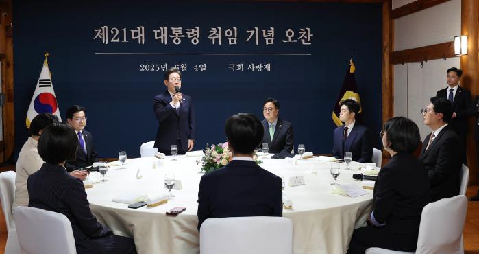 여야 대표와 오찬…이재명 대통령이 제21대 대통령 취임 기념 오찬에 참석해 발언을 하고 있다. 연합뉴스