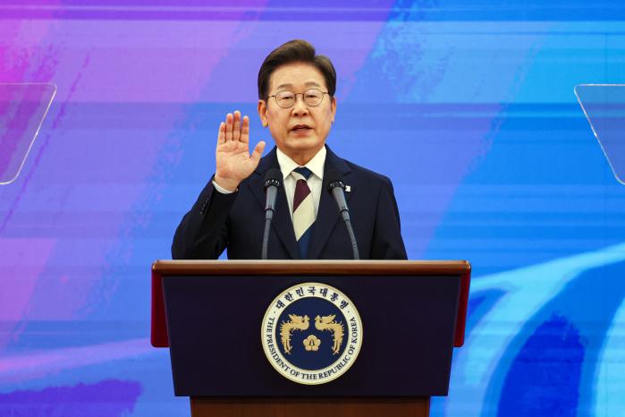 이재명 대통령이 4일 서울 여의도 국회의사당 중앙홀에서 제21대 대통령 취임 선서를 하고 있다. 이 대통령은 국민을 아우르고 섬기는 모두의 대통령이 되겠다고 천명했다. 이경원 기자