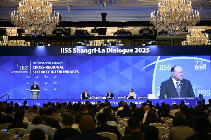 제22차 아시아안보회의 참석자들이 길버트 테오도로 필리핀 국방장관의 연설을 듣고 있다. 연합뉴스