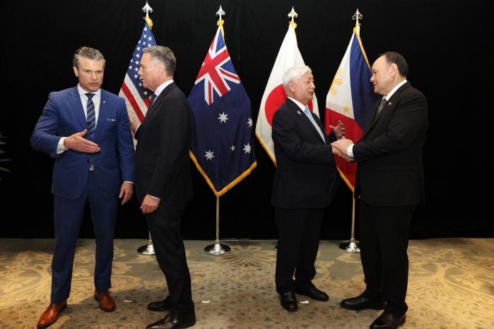 제22차 아시아안보회의에서 미국·호주·일본·필리핀 대표들이 이야기를 나누고 있다. 왼쪽부터 피트 헤그세스 미 국방장관, 리처드 말스 호주 국방장관, 나카타니 겐 일본 방위상, 길버트 테오도로 필리핀 국방장관. 연합뉴스